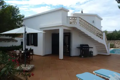 Image de Maison de vacances entièrement équipée, moderne mais aussi traditionnelle avec une grande piscine