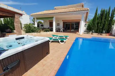 Image de Villa proche de la ville et de la plage avec piscine, jacuzzi, sport, sauna et vue