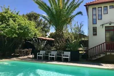 Image de Ancienne villa, rénovée avec gout, magnifique jardin, terrasse + piscine, au Cap