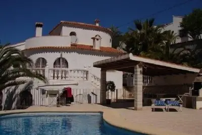 Image de Villa située au calme offrant des vues panoramiques sur la mer