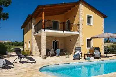 Image de Villa Jomi **** pour 8-9 personnes avec piscine près de Poreč, près de la mer!