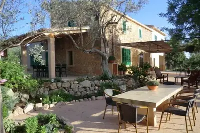 Image de Maison de campagne rénovée avec piscine sécurisée pour les enfants et terrain de sport
