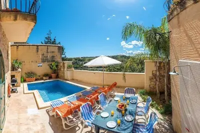 Image de 'Razzett Tuta': Magnifique ferme à flanc de colline avec climatisation et piscine
