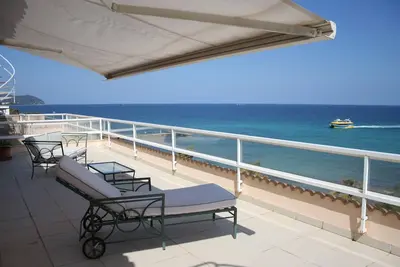 Image de Confortable appartement mansardé avec coin 225m², vue imprenable, sur la plage