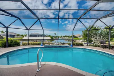 Villa confortable avec accès bateau + golf, vues centrales et superbes sur l'eau