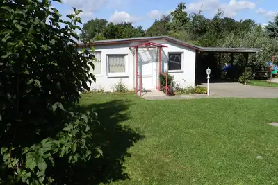 Image de Bungalow avec terrasse dans le jardin