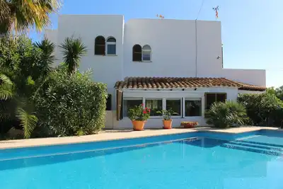 Image de villa au calme avec une jolie piscine privée et jardin proche de la plage.