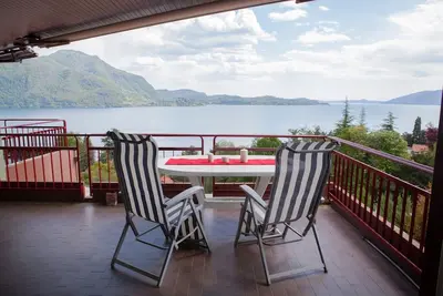 Bel appartement de 4 ½ pièces avec 3 balcons, piscine et superbe vue sur le lac