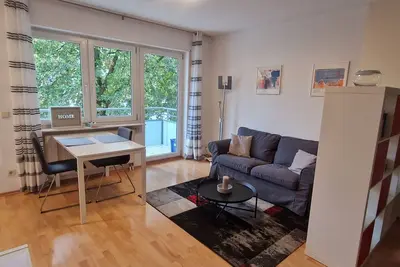 Image de Studio moderne avec cuisine équipée et salle de douche - avec balcon