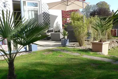 Image de maison lumineuse avec jardin en face de la vieille ville, WiFi