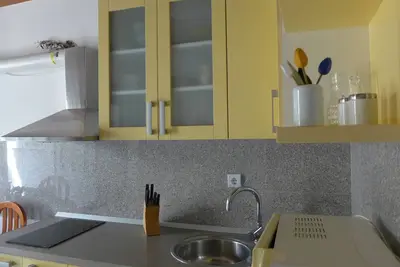 Image de bel appartement moderne rénové avec Wi-Fi gratuit