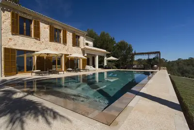 Image de Maison de campagne moderne pour des vacances au paradis avec son propre court de tennis