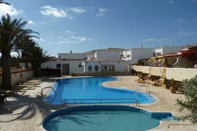 Image de Oasis de détente avec une grande piscine communautaire