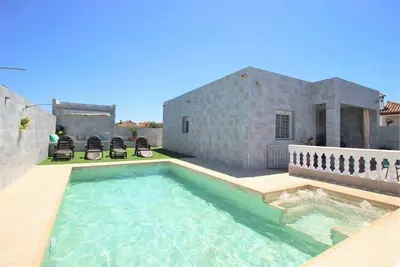 Image de Maison moderne pour 4 pers. , Urbaine et naturelle, avec Wifi et climatisation, piscine privée et jacuzzi