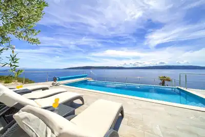 Villa à 70 mètres de la mer, avec piscine à débordement et vue imprenable