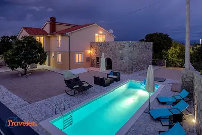 Image de villa de luxe avec piscine, grande terrasse, aire de jeux et beau jardin