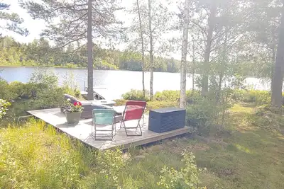 Image de Wohng. f. 2 personnes au bord du lac de la forêt près de Vimmerby, kl. Terrasse avec vue sur le lac, Ruderb. , Jetée