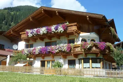 Image de Bel appartement confortable dans un endroit calme et central avec vue sur la montagne