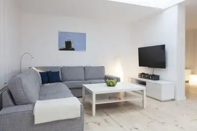 Image de Spacieux appartement de maison dans la cour avec balcon, bain à remous, un sauna