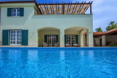 Image de Villa de charme 5 * avec grande piscine chauffée, 2 courts de tennis, jacuzzi