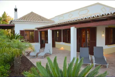 Image de Light-flooded country house with large plot and panoramic view of the sea