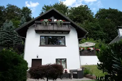 Image de Maison avec vue imprenable dans un endroit et une piscine calme, à droite sur le bord