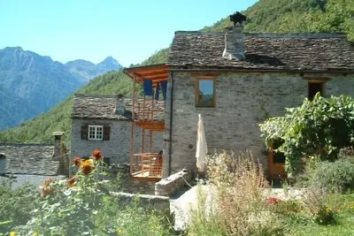 Image de Élégamment rénové maison en pierre sur le bord d'un magnifique village de montagne
