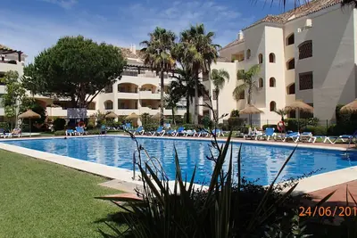 Image de Appartement luxueux sur la plus belle plage de Marbella, jardins avec piscine
