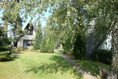 Image de Finn cabane sur le bord de la forêt, entourée de lacs idylliques dans une nature intacte