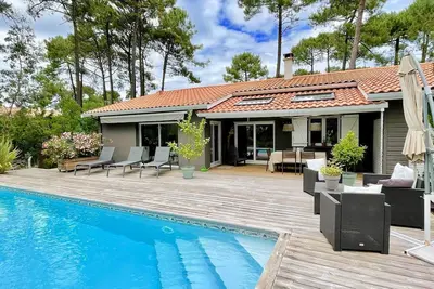 Image de Maison de bon goût avec superbe piscine