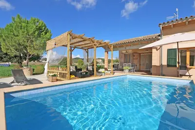 Image de Charmante maison de campagne dans un endroit calme avec piscine, terrasse, vue imprenable, Internet