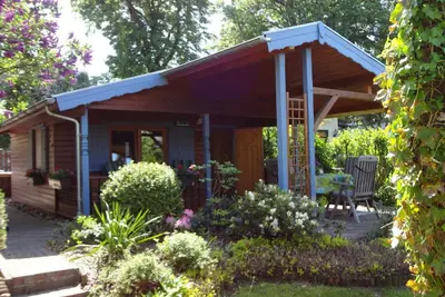 Image de Naturnahes chalet dans la construction en bois dans un endroit calme sur un Tiefwarensee directe