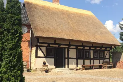Image de Maison complète-famille-idyllique rurale-écologique. maison en boue rénovée \/ toit de chaume