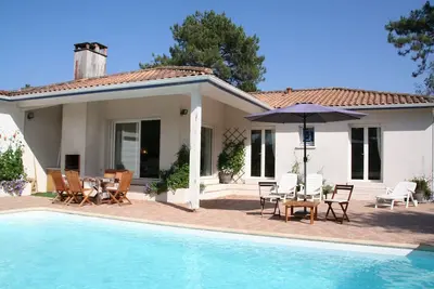 Image de jardin idyllique avec une grande piscine, un joli décor!