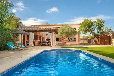 Image de Maison de ville romantique dans Llombards avec piscine et jardin