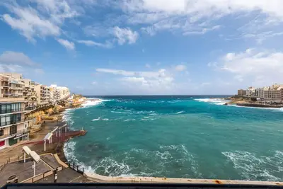 Image de Penthouse pour 2 personnes avec beau balcon et vue fantastique sur la mer