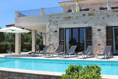 Image de Cala Llombards: Villa neuve avec piscine et vue mer - 200 m de la plage