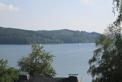 Image de avec piscine et vue sur le Sorpesee