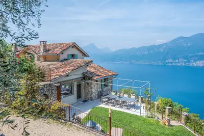 Image de Nouvelle villa de rêve sur une colline calme avec une vue magnifique et un jardin d'oliviers