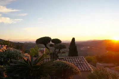 Image de Maison de vacances dans un endroit calme avec piscine et vue panoramique sur la