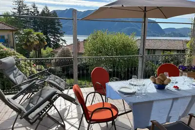 Image de Moderne, rustique, logement avec 1 bonne ambiance, sur côte ouest du Lac Majeur