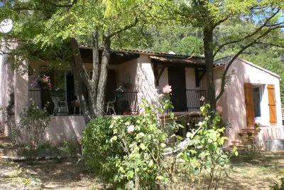 Image de Maison typique avec grand jardin et piscine