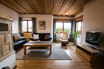 Image de Appartement confortable dans un endroit très calme avec terrasse. Poêle en faïence près de Chiemsee