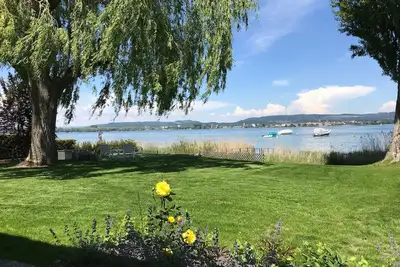 Image de Maison de plage moderne avec accès direct au lac et jardin privé, récemment rénovée