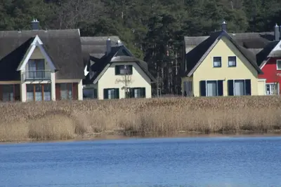 Chaumière moderne sur l'eau avec vue sur l'eau
