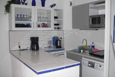 Image de Studio dans une petite résidence avec piscine, place de parking et terrasse