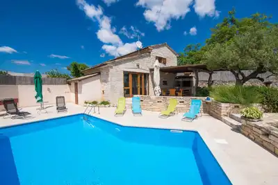 Image de Entièrement clôturé, piscine privée, entièrement climatisé, accepte les animaux domestiques