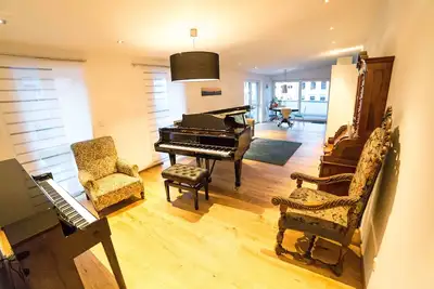 Image de Calme penthouse élégant avec terrasse au coeur de Trèves et un piano à queue