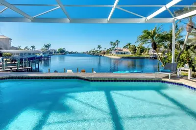 Superbes vues sur l'eau, grande terrasse de piscine, maison avec table de billard et beaucoup de confort