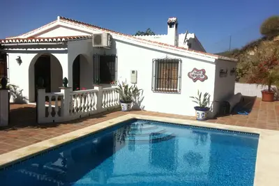 Image de romantique, calme villa de montagne, avec plus de vues et la piscine; village et la plage à proximité